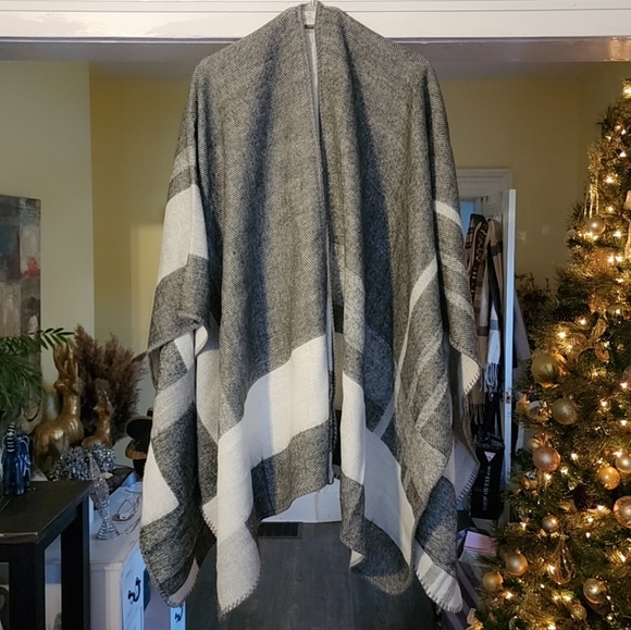 Women's gray fall/winter cape shall - Picture 2 of 2